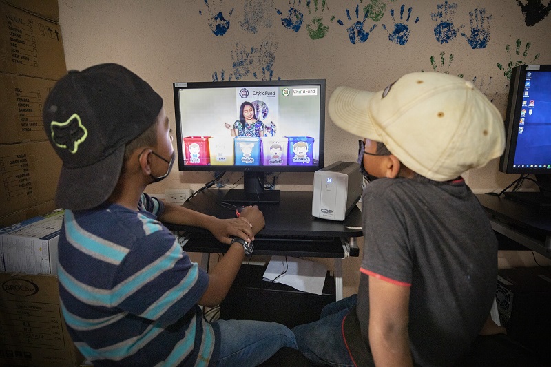 Boys on computer in Guatemala 500