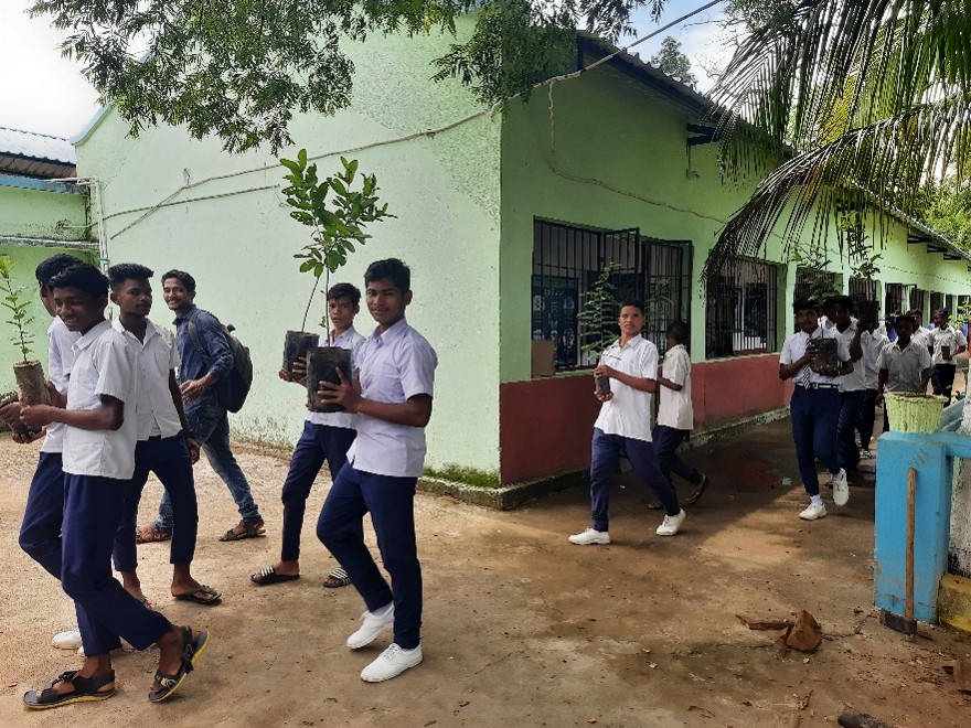 Young people work together to confront extreme heat in India.