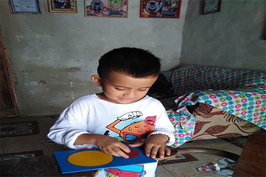 Laura helping her son Esdras