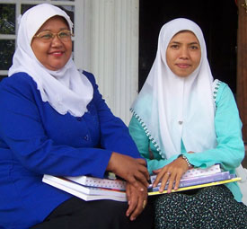Image of Nilakesuma and Sari, teachers training in Indonesia