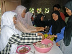 Image of parents rying new recipes to improve their children's nutrition