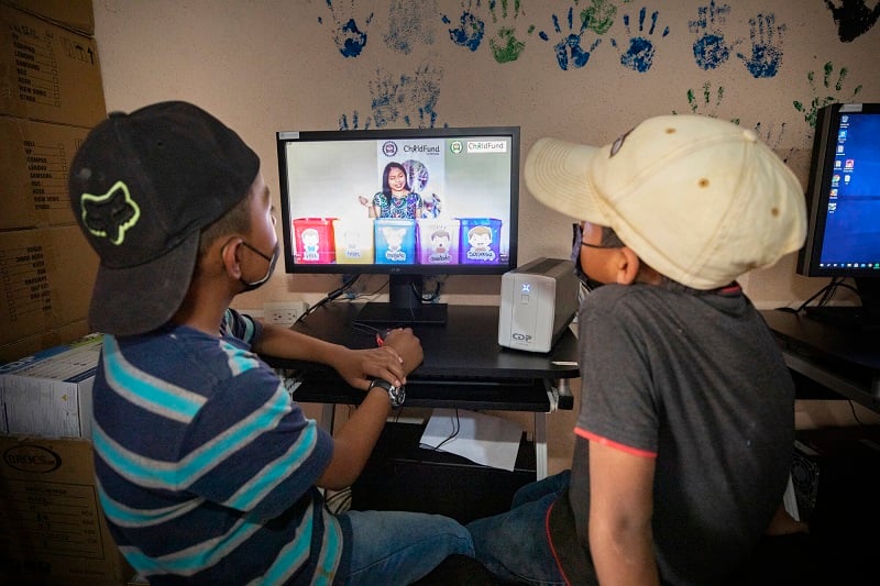 Guatemala 500 Boys on computer in Guatemala 500